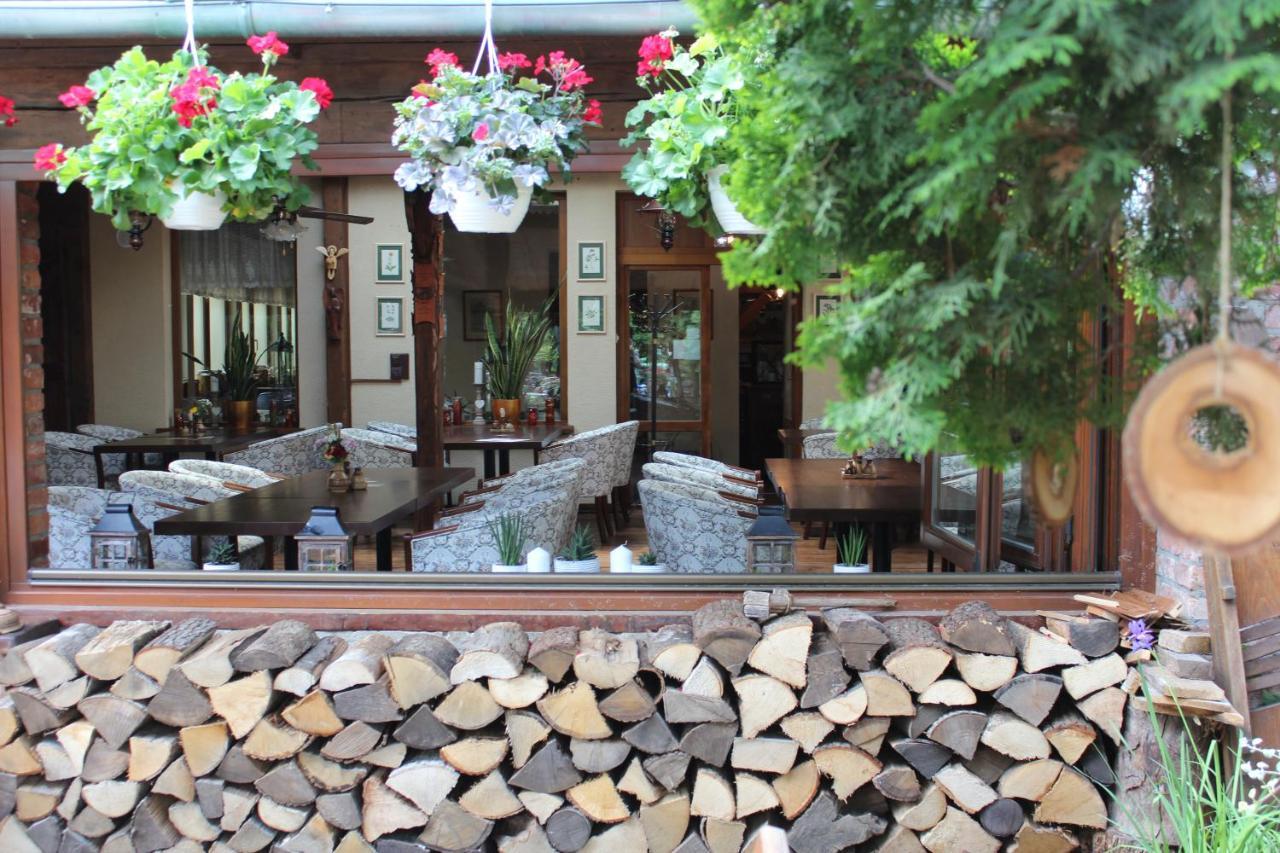 Maria Penzion & Restaurant Trenčín エクステリア 写真
