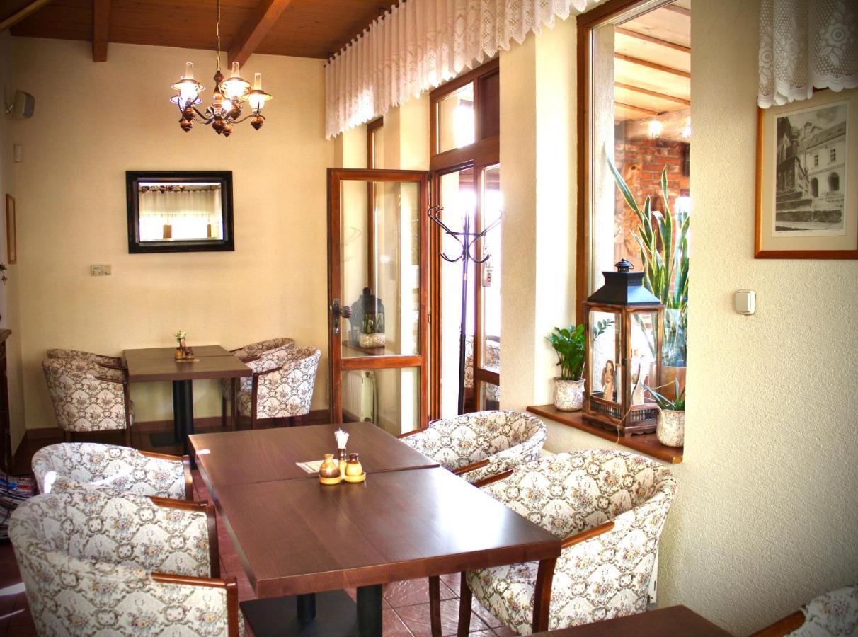 Maria Penzion & Restaurant Trenčín エクステリア 写真