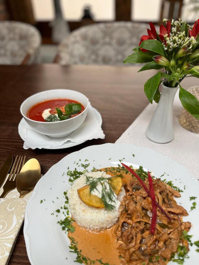 Maria Penzion & Restaurant Trenčín エクステリア 写真